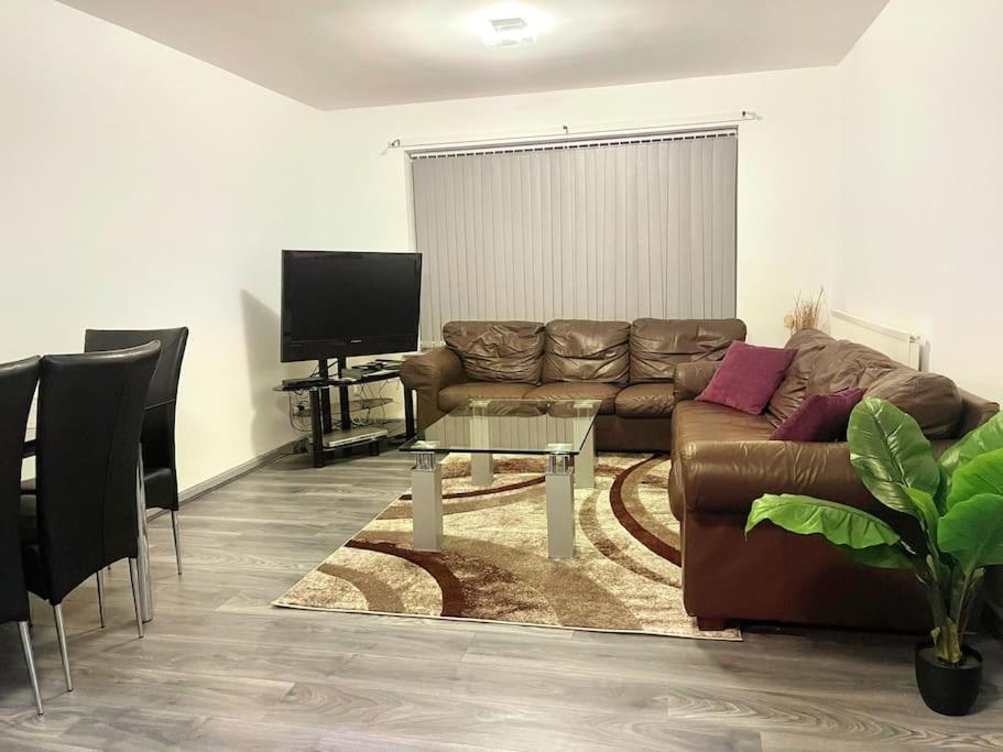 Lovely 3 Bed Apartment Near Qe Hospital Harborne Birmingham New Kültér fotó