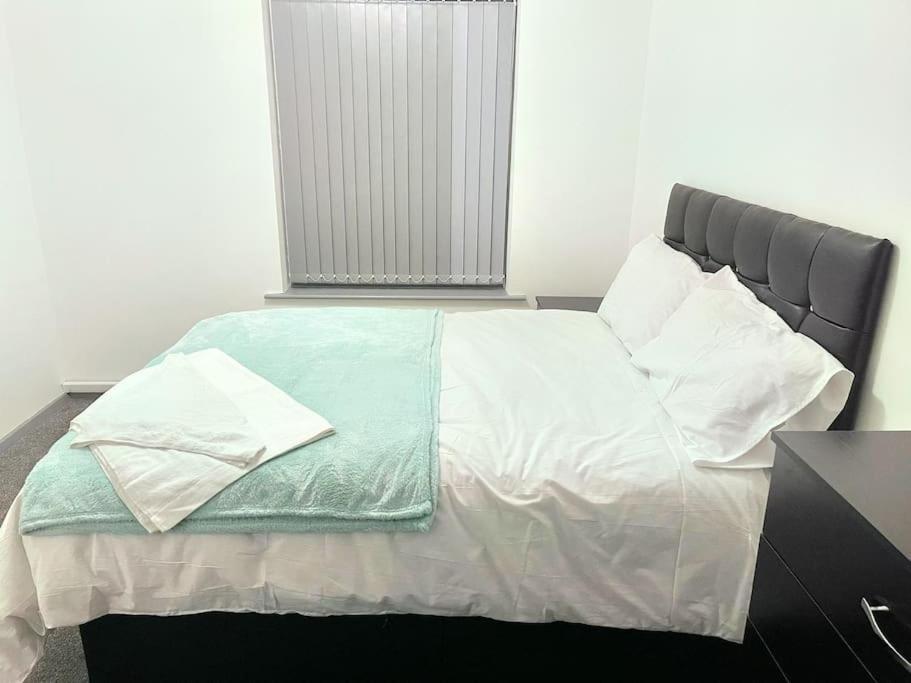 Lovely 3 Bed Apartment Near Qe Hospital Harborne Birmingham New Kültér fotó